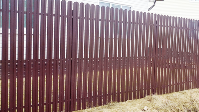 Забор из металлического штакетника: преимущества, виды и установка